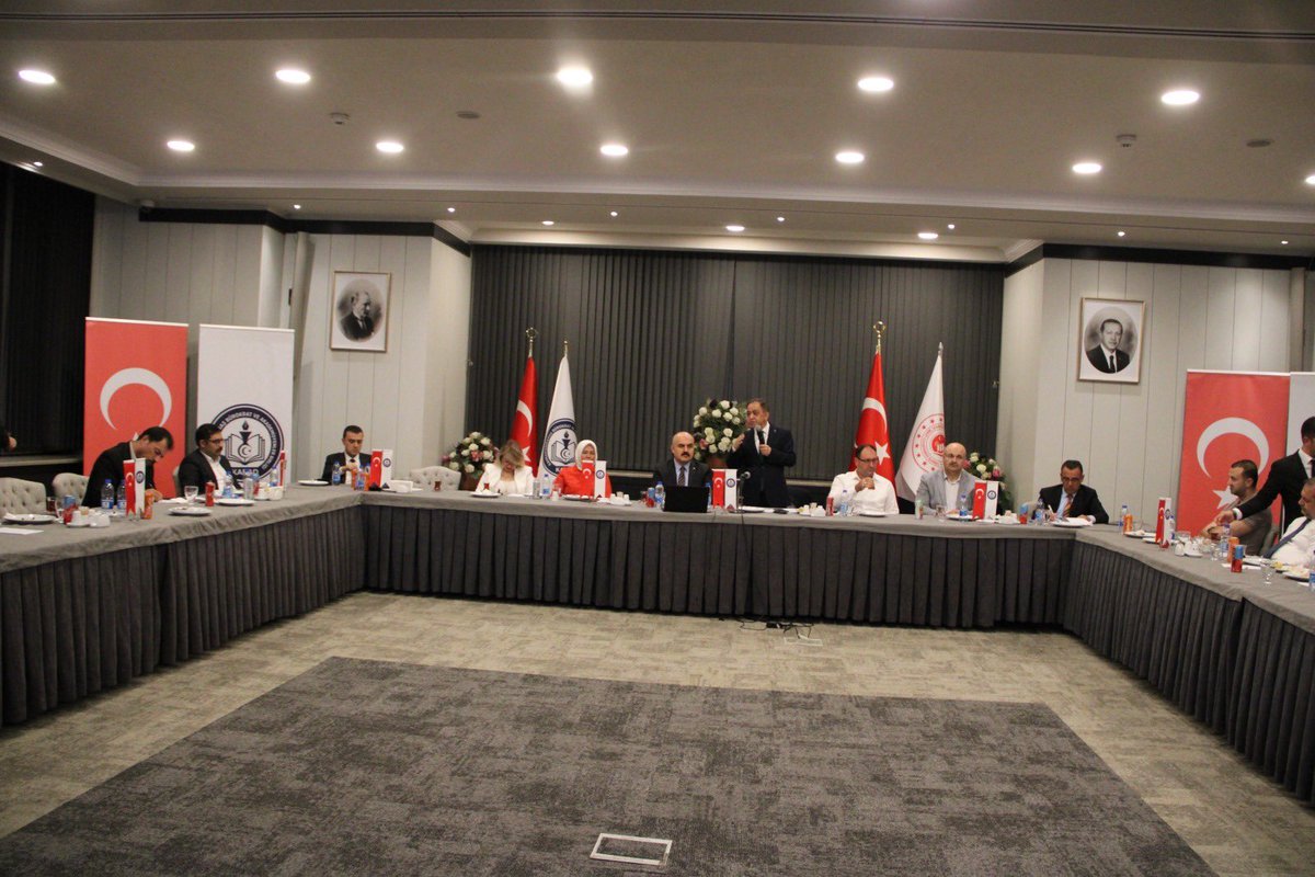 SDemirTR's tweet photo. Ortak Akıl, Güçlü Vizyon: KABAD Birinci Olağan Genel Kurulu Gerçekleştirildi

Kahramanmaraş Bürokrat ve Akademisyenler Birliği (KABAD) Birinci Olağan Genel Kurulu güçlü birlik mesajlarıyla gerçekleştirildi. Genel kurulda ortak akıl, kurumsallaşma ve Kahramanmaraş'ın geleceğine yönelik vizyon ön plana çıktı.

ANKARA – Kahramanmaraş'ın kamu yönetiminde, akademi dünyasında ve farklı meslek alanlarında görev yapan seçkin isimlerini aynı çatı altında buluşturan Kahramanmaraş Bürokrat ve Akademisyenler Birliği (KABAD), Birinci Olağan Genel Kurulu'nu gerçekleştirdi. Birlik ve beraberlik ruhunun hâkim olduğu genel kurul, KABAD'ın kurumsallaşma sürecinde önemli bir dönüm noktası olarak değerlendirildi.

Programın açılış konuşmasını yapan KABAD Kurucu Başkan Vekili Gökalp Gedikbaşı, katılımcıları saygı ve muhabbetle selamlayarak Birinci Olağan Genel Kurulu'nun hayırlara vesile olmasını temenni etti. Gedikbaşı, KABAD'ın yalnızca hemşehrileri bir araya getiren bir platform olmadığını; ortak aklı, istişare kültürünü ve kurumsal dayanışmayı güçlendiren bir gönül hareketi olduğunu vurguladı.

Açılış konuşmasının ardından Gedikbaşı, vatanın bekası ve milletin istiklali uğruna canlarını feda eden aziz şehitlerin manevi huzurunda katılımcıları saygı duruşuna ve İstiklal Marşı'nın okunmasına davet etti.

Daha sonra, başta bu aziz vatan uğruna can veren tüm şehitlerimiz olmak üzere, 6 Şubat depremlerinde hayatını kaybeden vatandaşlarımızın ruhlarına ithafen Prof. Dr. Ejder Okumuş tarafından Kur'an-ı Kerim tilavet edilerek dua edildi. 

Kurucu Başkan Süleyman Demir KABAD Gelecek Vizyonunu Paylaştı
Açılış programının ardından konuşmasını gerçekleştiren KABAD Kurucu Başkanı Süleyman Demir, birliğin kuruluş sürecini, kuruluş felsefesini ve gelecek dönem hedeflerini katılımcılarla paylaştı.

Demir, KABAD'ın, bilgiyi, tecrübeyi, liyakati ve ortak sorumluluk bilincini kurumsal bir anlayışla geleceğe taşıyan güçlü bir dayanışma platformu olduğunu ifade etti.

Konuşmasında birlik ve istişarenin önemine dikkat çeken Demir, şu ifadeleri kullandı:
"Bugün burada sergileyeceğimiz birlik, beraberlik ve istişare ruhunun; ortak vizyonumuzu daha da güçlendireceğine, aramızdaki gönül bağlarını pekiştireceğine ve geleceğe daha sağlam adımlarla yürümemize vesile olacağına yürekten inanıyorum."

Demir, Kahramanmaraş'ın yetiştirdiği bürokratlar, akademisyenler, bilim insanları ve farklı meslek gruplarının sahip olduğu bilgi ve tecrübenin ortak projeler etrafında buluşturulmasının şehrin sosyal, kültürel, ekonomik ve bilimsel kalkınmasına önemli katkılar sağlayacağını belirterek, yeni dönemde bu hedef doğrultusunda daha kapsamlı çalışmalar yürütüleceğini ifade etti.

Kurucu Başkan Demir ayrıca, KABAD'ın önümüzdeki süreçte eğitim, kültür, bilim, sosyal sorumluluk ve kurumsal iş birlikleri alanlarında hayata geçirmeyi planladığı projeler hakkında katılımcılara bilgi verdi. Kahramanmaraş'ın ulusal ve uluslararası platformlarda daha güçlü temsil edilmesi amacıyla kamu kurumları, üniversiteler, yerel yönetimler ve sivil toplum kuruluşlarıyla ortak çalışmalar yürütüleceğini dile getirdi.

Ortak Akıl ve İstişare Kültürü Ön Plana Çıktı
Konuşmasının ardından Süleyman Demir, genel kurula katılan tüm üyelere tek tek söz vererek görüş ve önerilerini dinledi. Gerçekleştirilen kapsamlı istişarelerde; ortak aklı esas alan yönetim anlayışının güçlendirilmesi, genç bürokrat ve akademisyen adaylarına mentorluk yapılması, kamu kurumları ile üniversiteler arasında iş birliğinin geliştirilmesi, hemşehrilik hukukunun daha güçlü bir kurumsal zemine taşınması ve KABAD'ın faaliyet alanlarının genişletilmesi konusunda görüş birliği sağlandı.

Genel kurul sonunda yeni dönemin KABAD camiasına, Kahramanmaraş'a ve ülkemize hayırlı olması temennisinde bulunulurken, kuruluş sürecinden bugüne kadar emek veren kurucu üyelere, programa katkı sunan tüm katılımcılara ve destek veren isimlere teşekkür edildi.