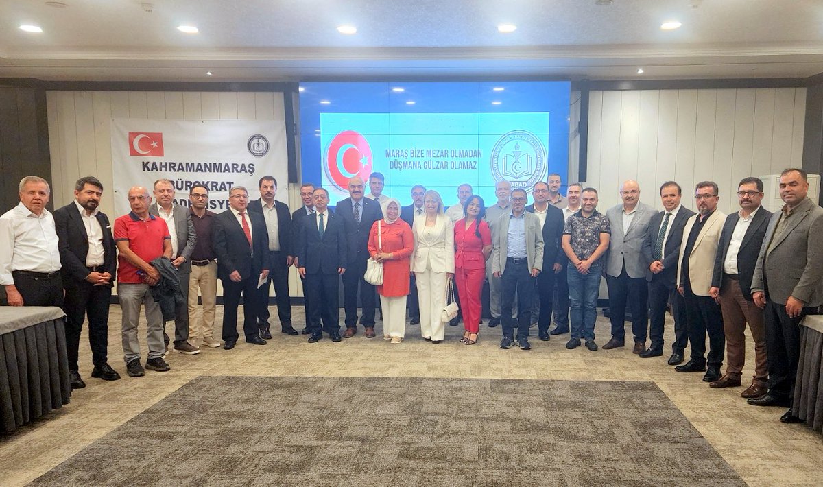 SDemirTR's tweet photo. Ortak Akıl, Güçlü Vizyon: KABAD Birinci Olağan Genel Kurulu Gerçekleştirildi

Kahramanmaraş Bürokrat ve Akademisyenler Birliği (KABAD) Birinci Olağan Genel Kurulu güçlü birlik mesajlarıyla gerçekleştirildi. Genel kurulda ortak akıl, kurumsallaşma ve Kahramanmaraş'ın geleceğine yönelik vizyon ön plana çıktı.

ANKARA – Kahramanmaraş'ın kamu yönetiminde, akademi dünyasında ve farklı meslek alanlarında görev yapan seçkin isimlerini aynı çatı altında buluşturan Kahramanmaraş Bürokrat ve Akademisyenler Birliği (KABAD), Birinci Olağan Genel Kurulu'nu gerçekleştirdi. Birlik ve beraberlik ruhunun hâkim olduğu genel kurul, KABAD'ın kurumsallaşma sürecinde önemli bir dönüm noktası olarak değerlendirildi.

Programın açılış konuşmasını yapan KABAD Kurucu Başkan Vekili Gökalp Gedikbaşı, katılımcıları saygı ve muhabbetle selamlayarak Birinci Olağan Genel Kurulu'nun hayırlara vesile olmasını temenni etti. Gedikbaşı, KABAD'ın yalnızca hemşehrileri bir araya getiren bir platform olmadığını; ortak aklı, istişare kültürünü ve kurumsal dayanışmayı güçlendiren bir gönül hareketi olduğunu vurguladı.

Açılış konuşmasının ardından Gedikbaşı, vatanın bekası ve milletin istiklali uğruna canlarını feda eden aziz şehitlerin manevi huzurunda katılımcıları saygı duruşuna ve İstiklal Marşı'nın okunmasına davet etti.

Daha sonra, başta bu aziz vatan uğruna can veren tüm şehitlerimiz olmak üzere, 6 Şubat depremlerinde hayatını kaybeden vatandaşlarımızın ruhlarına ithafen Prof. Dr. Ejder Okumuş tarafından Kur'an-ı Kerim tilavet edilerek dua edildi. 

Kurucu Başkan Süleyman Demir KABAD Gelecek Vizyonunu Paylaştı
Açılış programının ardından konuşmasını gerçekleştiren KABAD Kurucu Başkanı Süleyman Demir, birliğin kuruluş sürecini, kuruluş felsefesini ve gelecek dönem hedeflerini katılımcılarla paylaştı.

Demir, KABAD'ın, bilgiyi, tecrübeyi, liyakati ve ortak sorumluluk bilincini kurumsal bir anlayışla geleceğe taşıyan güçlü bir dayanışma platformu olduğunu ifade etti.

Konuşmasında birlik ve istişarenin önemine dikkat çeken Demir, şu ifadeleri kullandı:
"Bugün burada sergileyeceğimiz birlik, beraberlik ve istişare ruhunun; ortak vizyonumuzu daha da güçlendireceğine, aramızdaki gönül bağlarını pekiştireceğine ve geleceğe daha sağlam adımlarla yürümemize vesile olacağına yürekten inanıyorum."

Demir, Kahramanmaraş'ın yetiştirdiği bürokratlar, akademisyenler, bilim insanları ve farklı meslek gruplarının sahip olduğu bilgi ve tecrübenin ortak projeler etrafında buluşturulmasının şehrin sosyal, kültürel, ekonomik ve bilimsel kalkınmasına önemli katkılar sağlayacağını belirterek, yeni dönemde bu hedef doğrultusunda daha kapsamlı çalışmalar yürütüleceğini ifade etti.

Kurucu Başkan Demir ayrıca, KABAD'ın önümüzdeki süreçte eğitim, kültür, bilim, sosyal sorumluluk ve kurumsal iş birlikleri alanlarında hayata geçirmeyi planladığı projeler hakkında katılımcılara bilgi verdi. Kahramanmaraş'ın ulusal ve uluslararası platformlarda daha güçlü temsil edilmesi amacıyla kamu kurumları, üniversiteler, yerel yönetimler ve sivil toplum kuruluşlarıyla ortak çalışmalar yürütüleceğini dile getirdi.

Ortak Akıl ve İstişare Kültürü Ön Plana Çıktı
Konuşmasının ardından Süleyman Demir, genel kurula katılan tüm üyelere tek tek söz vererek görüş ve önerilerini dinledi. Gerçekleştirilen kapsamlı istişarelerde; ortak aklı esas alan yönetim anlayışının güçlendirilmesi, genç bürokrat ve akademisyen adaylarına mentorluk yapılması, kamu kurumları ile üniversiteler arasında iş birliğinin geliştirilmesi, hemşehrilik hukukunun daha güçlü bir kurumsal zemine taşınması ve KABAD'ın faaliyet alanlarının genişletilmesi konusunda görüş birliği sağlandı.

Genel kurul sonunda yeni dönemin KABAD camiasına, Kahramanmaraş'a ve ülkemize hayırlı olması temennisinde bulunulurken, kuruluş sürecinden bugüne kadar emek veren kurucu üyelere, programa katkı sunan tüm katılımcılara ve destek veren isimlere teşekkür edildi.
