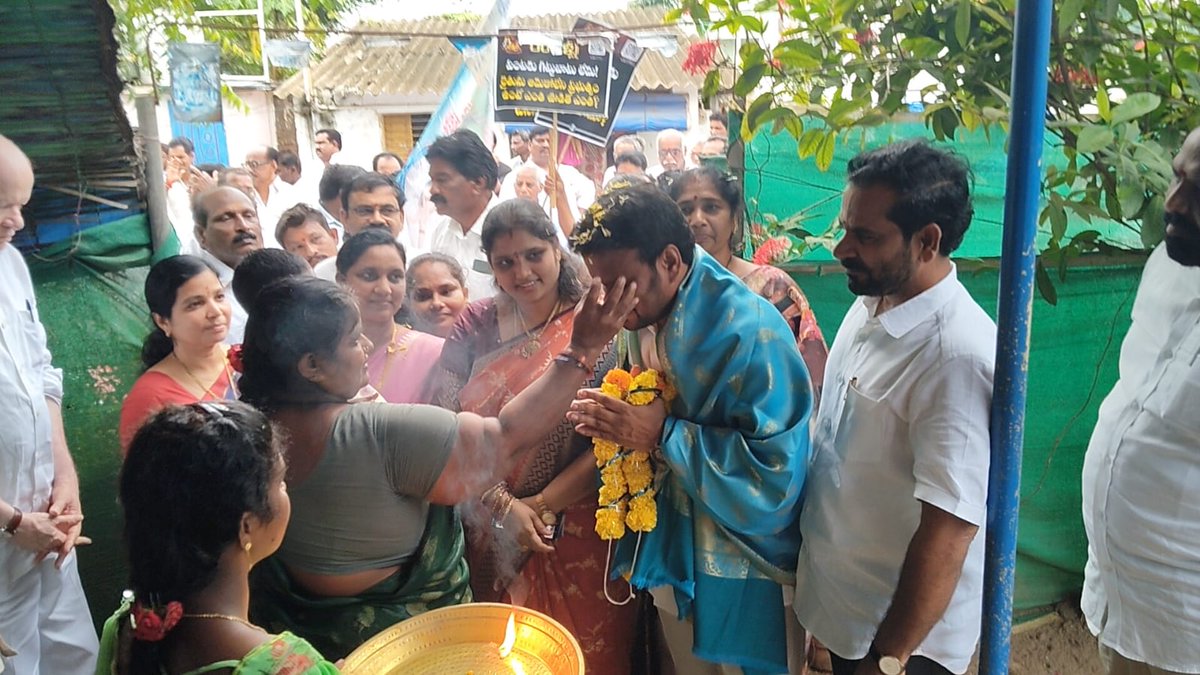 SuryaPilli6666's tweet photo. రామచంద్రపురం నియోజకవర్గ ఇంచార్జి శ్రీ పిల్లి సూర్యప్రకాశ్ గారు, మాజీ రాజ్యసభ సభ్యులు శ్రీ పిల్లి సుభాష్ చంద్రబోస్ గారు శీలంవారి సావరం 6వ వార్డులో పురపాలక సంఘ ఎన్నికల శంఖారావాన్ని పూరించారు. అనంతరం #గడపగడపకు_వైఎస్ఆర్ కార్యక్రమం# https://t.co/DFNKGJuETp