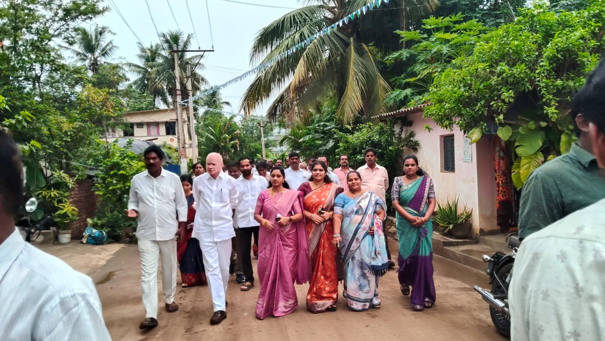 SuryaPilli6666's tweet photo. రామచంద్రపురం నియోజకవర్గ ఇంచార్జి శ్రీ పిల్లి సూర్యప్రకాశ్ గారు, మాజీ రాజ్యసభ సభ్యులు శ్రీ పిల్లి సుభాష్ చంద్రబోస్ గారు శీలంవారి సావరం 6వ వార్డులో పురపాలక సంఘ ఎన్నికల శంఖారావాన్ని పూరించారు. అనంతరం #గడపగడపకు_వైఎస్ఆర్ కార్యక్రమం# https://t.co/DFNKGJuETp
