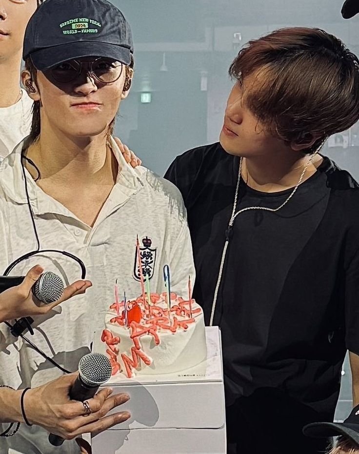 kuemahae's tweet photo. 🐻 "happy birthday, mark hyung 🤍" https://t.co/Fy1pBg3QYP