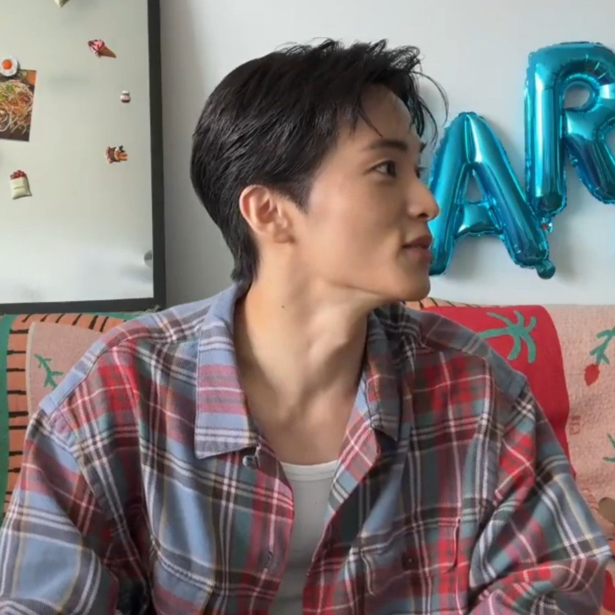 markmoIo's tweet photo. setiap mark nengok kanan kiri tuh kyk INSANE SIDE PROFILE GANTENG BANGET https://t.co/2kvSFWElqJ