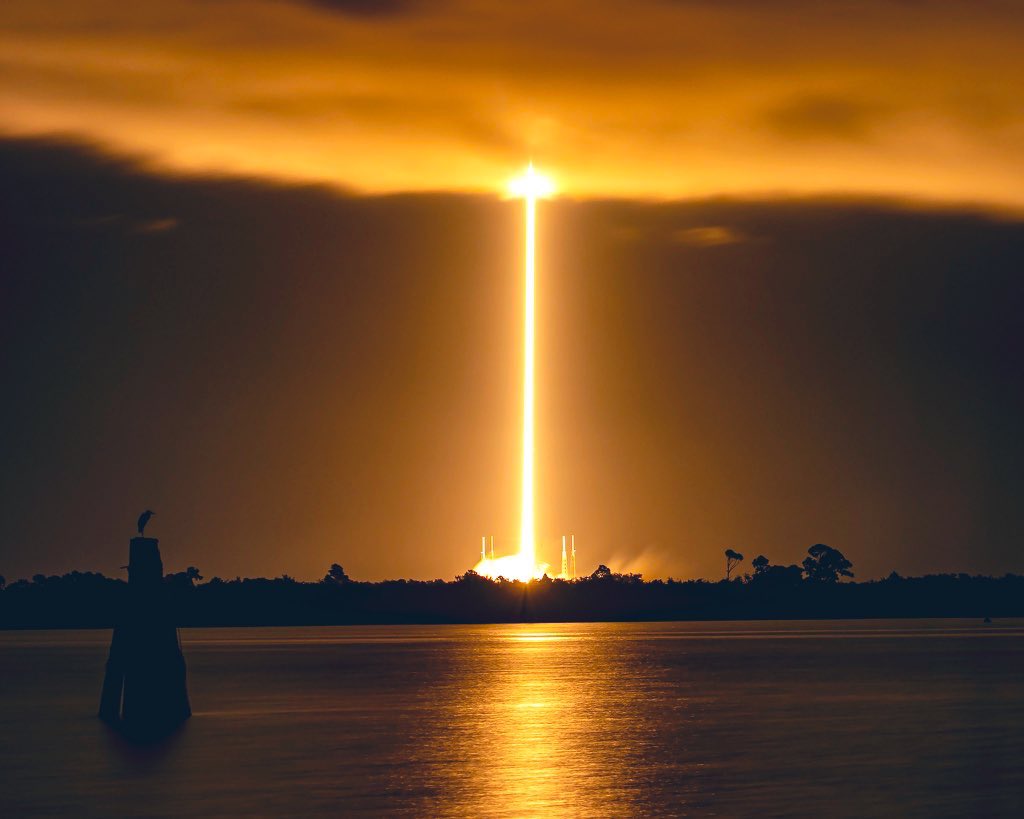 EvasTeslaSPlaid's tweet photo. Picture perfect! SpaceX. 🧡 https://t.co/iMVit6elM4