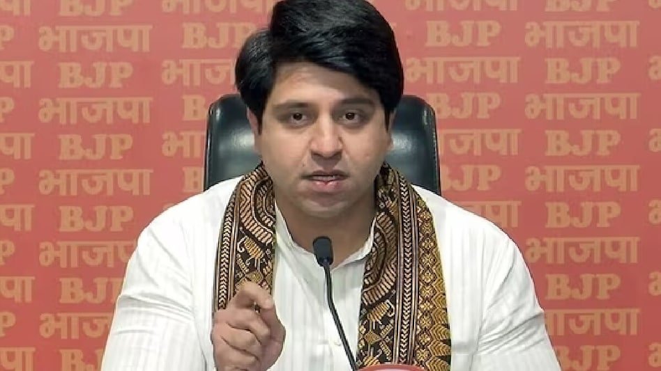 JaikyYadav16's tweet photo. बीजेपी को छोड़ने के बाद पहली बार प्रवक्ता शहजाद पूनावाला ने एक वीडियो जारी किया है।

शहजाद पूनावाला ने तंज कसते हुए कहा कि 

"मैं PM नरेंद्र मोदी जी से पूरी तरह से निराश हो चुका हूं। 12 साल हो गए और वह ठीक से डिक्टेटर नहीं बन सके।

असली तानाशाही क्या होती है उन्हें जवाहर लाल नेहरू और इंदिरा गांधी के वंशज राहुल गांधी से सीखना चाहिए, 

जिन बच्चों ने उन्हें गाली दी वो उन्हें देर रात वीडियो बनाकर माफ़ कर रहे हैं।"

सोचो, इस आदमी ने अपने राजनीतिक करियर की शुरुआत कांग्रेस से की और 9 सालों तक पार्टी में रहा लेकिन इसका लहजा कांग्रेस और उनके श्रेष्ठ नेताओं के लिए कैसा है इस��ा अंदाजा लगाइए आप।