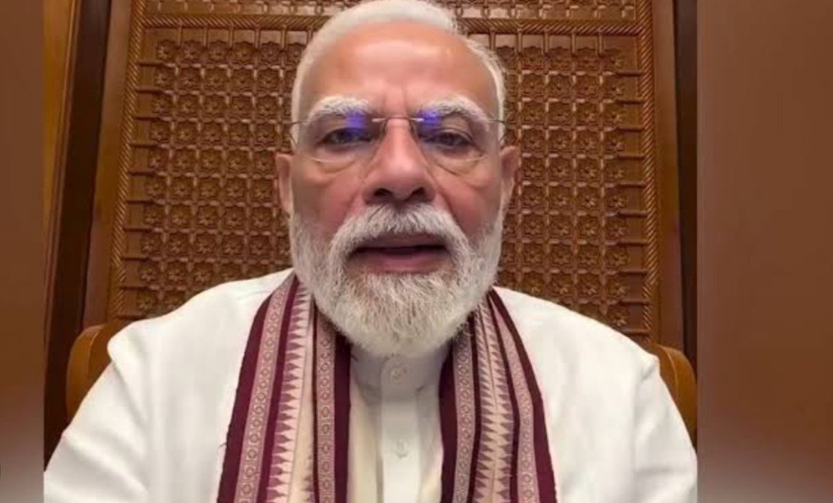 JaikyYadav16's tweet photo. बीजेपी को छोड़ने के बाद पहली बार प्रवक्ता शहजाद पूनावाला ने एक वीडियो जारी किया है।

शहजाद पूनावाला ने तंज कसते हुए कहा कि 

"मैं PM नरेंद्र मोदी जी से पूरी तरह से निराश हो चुका हूं। 12 साल हो गए और वह ठीक से डिक्टेटर नहीं बन सके।

असली तानाशाही क्या होती है उन्हें जवाहर लाल नेहरू और इंदिरा गांधी के वंशज राहुल गांधी से सीखना चाहिए, 

जिन बच्चों ने उन्हें गाली दी वो उन्हें देर रात वीडियो बनाकर माफ़ कर रहे हैं।"

सोचो, इस आदमी ने अपने राजनीतिक करियर की शुरुआत कांग्रेस से की और 9 सालों तक पार्टी में रहा लेकिन इसका लहजा कांग्रेस और उनके श्रेष्ठ नेताओं के लिए कैसा है इस��ा अंदाजा लगाइए आप।