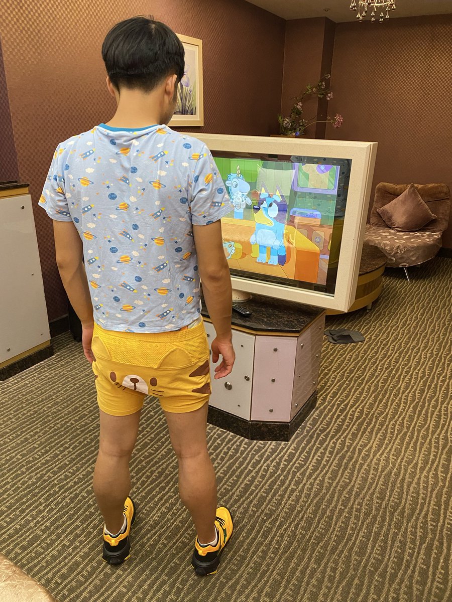 Alexanderabdl's tweet photo. 炎炎夏日寶寶常常下半身只穿著尿布就四處玩耍，但寶寶已經是大寶寶了，是不是有點害羞啊，一大包尿布整個被大家看光光😳

但穿褲褲又太熱寶寶不願意穿怎麼辦呢？這時候就要穿@nightyknights99 的老虎小短褲！屁屁上超可愛的老虎圖案還有透氣孔洞設計，穿在寶寶身上是不是超可愛呀🥰

#abdl https://t.co/WCz7jATE0x