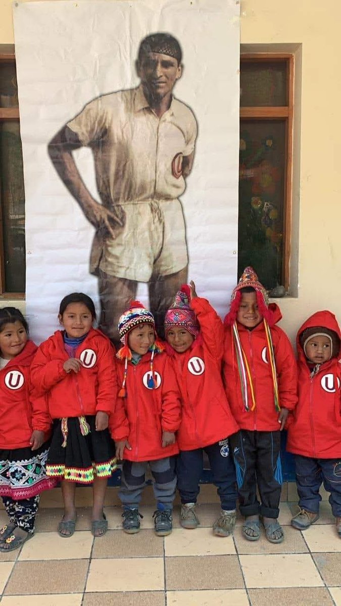 Sunqucrema's tweet photo. Con @Universitario en el pecho nuestro #sunqu siempre estará abrigado.
Ayúdanos a cumplir la meta de 90🧒🏽👧🏻. Ya vamos más de 2000 casacas en 11 años y 11 regiones.
Puedes sumarte con una casaca abrigadora (S/30) o un par de botitas de lluvia (S/15).
Dale U https://t.co/oFlcTZhsOc