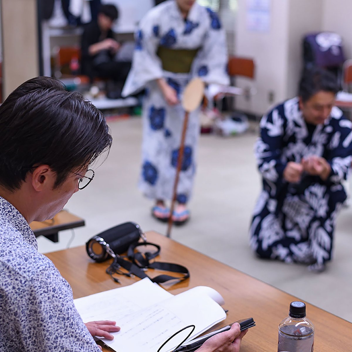 syk64's tweet photo. 今日は今月7〜9日に興風会館で公演する #市川九團次 プロデュース 舞台 #永遠の微熱 の稽古風景の撮影をしてきました✌
やっぱプロの役者さん方は、演技は上手いわ、声は通るわ、あらためて別次元の表現者なんだと実感しました😳
観にきてね〜😊
https://t.co/BIEpwZZurK

#野田市 #演劇 #舞台 https://t.co/AYZXkw8mic