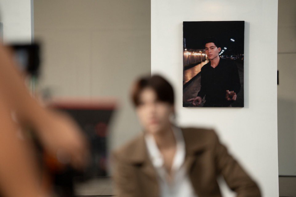 SeviraS3's tweet photo. 🎬 P’X: “Beberapa foto yang muncul di adegan exhibition memang benar-benar foto yang diambil sendiri oleh Phuwin untuk Pond. Salah satunya foto ini, yang diambil di lokasi depan rumah Peach.”

“Karena waktu itu kami memakai kamera pribadiku sebagai properti di adegan tersebut. Pas pulang ke rumah dan buka isi kameranya, baru sadar ternyata mereka sempat pakai buat foto-foto iseng. 🤏🏻”

“Jadi aku simpan fotonya sejak seri utamanya, sampai akhirnya benar-benar dipakai di dalam cerita.”

// Waa… 🥹 ternyata selalu ada bagian dari PondPhuwin di kehidupan nyata yang masuk ke setiap episode Peach and Me, termasuk sampai Final EP ini. 🥹🤍

Terima kasih udah berbagi cerita di balik adegan ini, P’X. Semua ini akan jadi kenangan yang manis dan indah buat kita semua… 🥹🫶🏻✨

#PeachAndMeSeriesFinalEP
#phuwintang #ppnaravit #PondPhuwin