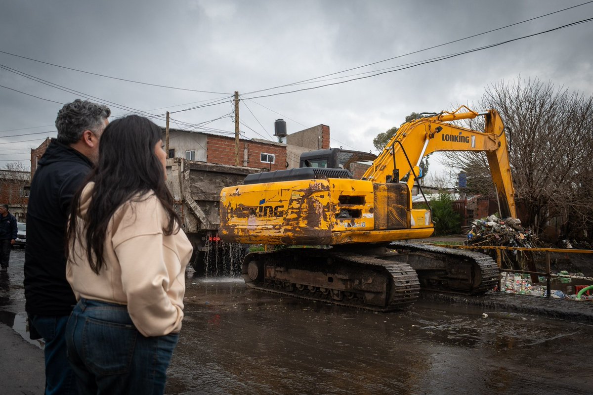 QuilmesMuni's tweet photo. Luego del temporal, continuamos con los operativos de limpieza y mantenimiento en distintos puntos de #Quilmes para reforzar el escurrimiento del agua y mantener en buenas condiciones la infraestructura urbana. https://t.co/4EhWG0SmDc
