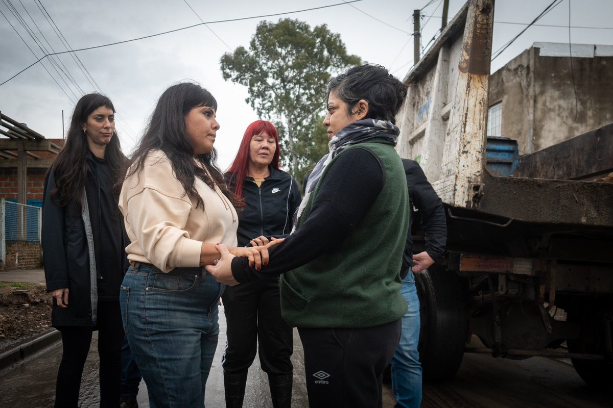 QuilmesMuni's tweet photo. Luego del temporal, continuamos con los operativos de limpieza y mantenimiento en distintos puntos de #Quilmes para reforzar el escurrimiento del agua y mantener en buenas condiciones la infraestructura urbana. https://t.co/4EhWG0SmDc