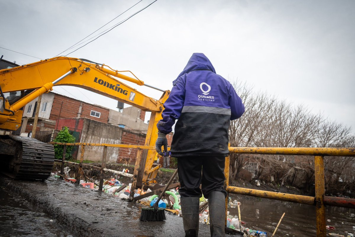 QuilmesMuni's tweet photo. Luego del temporal, continuamos con los operativos de limpieza y mantenimiento en distintos puntos de #Quilmes para reforzar el escurrimiento del agua y mantener en buenas condiciones la infraestructura urbana. https://t.co/4EhWG0SmDc