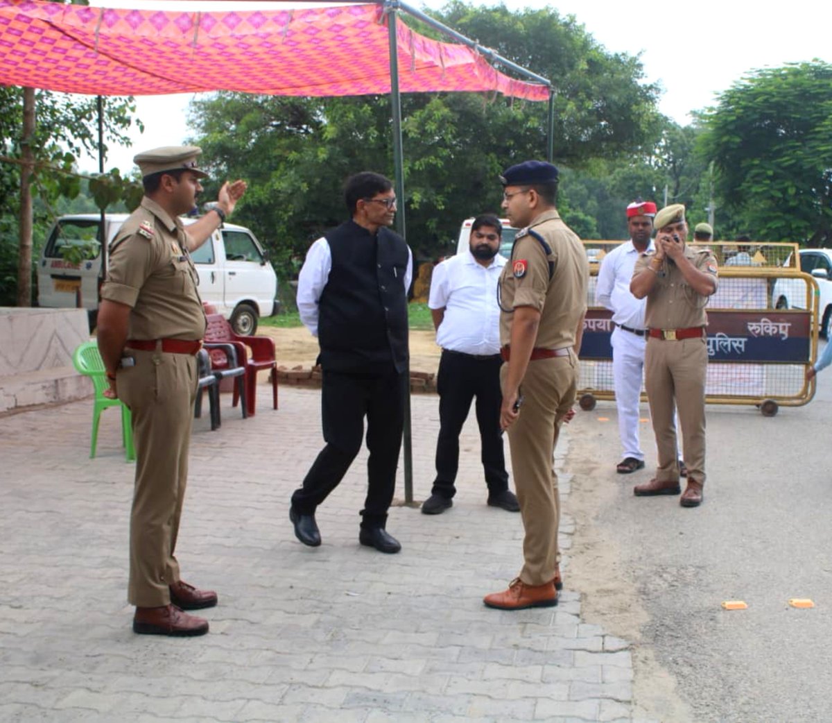 localupdatenews's tweet photo. #Pilibhit : Police, Administration on High Alert for Kanwar Yatra; Border Security Reviewed.
🔹SP Sukirti Madhav Mishra and DM Gyanendra Singh inspected security arrangements at the Bareilly–Pilibhit border near Churra Sakatpur.
#Up #KanwarYatra2026 #UPPolice #LocalUpdateNews https://t.co/IShmRk79iI