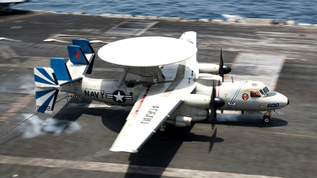 RealAirPower1's tweet photo. It all starts with scale. A carrier only has so much deck space, so every kilogram matters. The E-2D has to survive catapult launches, arrested recoveries, years of saltwater exposure, and still fold its wings to fit inside a packed hangar deck. Those constraints shape everything, from its size to its radar and crew. 2/5