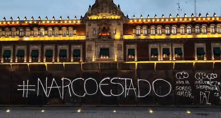 MarkDeReborn11's tweet photo. El mayor caso de despojo en la CDMX se dió en 2018, cuando una familia de apellido López Obrador, secuestró y tomó posesión de un Palacio Nacional que antes era de todos los mexicanos. Hoy solo pueden ingresar sus familiares y amigos. 🇲🇽 https://t.co/wxC9QSw71C