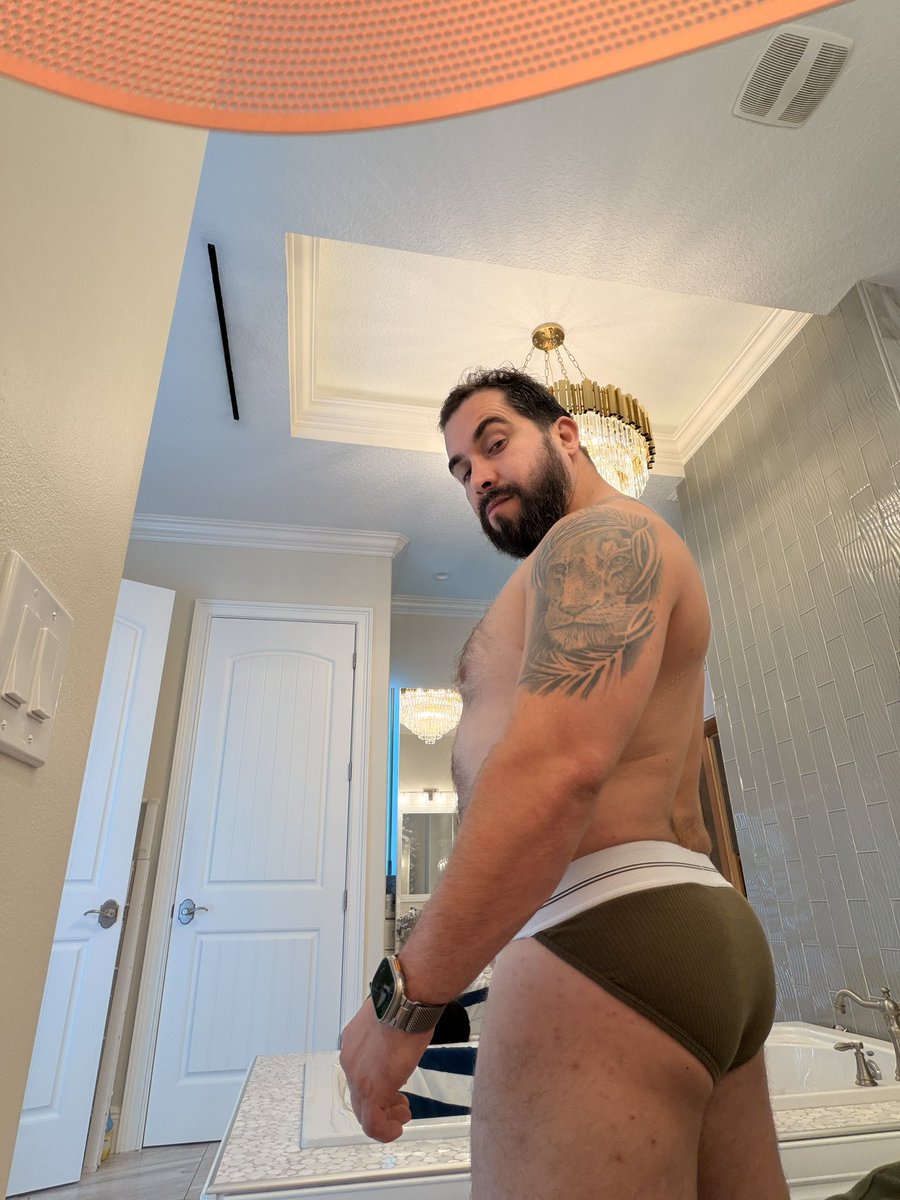 BucioMr's tweet photo. Love how my body has been changing since I started focusing on myself. 🦁❤️🧔🏻✌🏻👏🏻 https://t.co/YbtXR6guEt