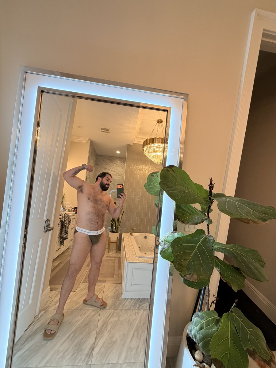 BucioMr's tweet photo. Love how my body has been changing since I started focusing on myself. 🦁❤️🧔🏻✌🏻👏🏻 https://t.co/YbtXR6guEt