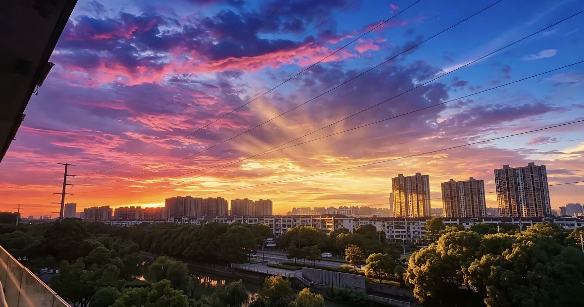 Curtury0207's tweet photo. Why are humans so fascinated by the sky? https://t.co/k9Nwg2SfKq