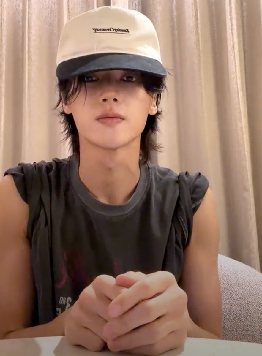 hwamelo's tweet photo. everybody say nice things about his hats rn https://t.co/Au5uXlxDMv