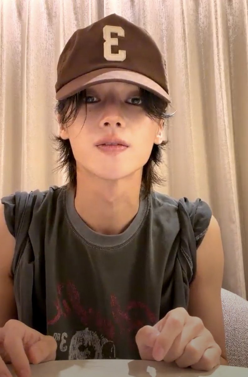 hwamelo's tweet photo. everybody say nice things about his hats rn https://t.co/Au5uXlxDMv