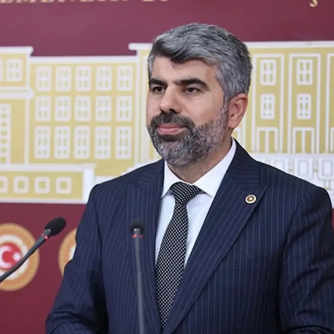 mahfildijital's tweet photo. 🔴 HÜDA PAR Milletvekili Faruk Dinç:

80 yıllık kemalizmin özeti, Malatya’daki bu ucube heykeldir.

Esasen tek parti iktidarının savaştan çıkmış ve açlık ile boğuşan Anadolu halkına yaptığı hizmet, yurdun dört bir tarafına bu tür ucube heykeller dikmekten öteye geçmemiştir. https://t.co/ftmcSbnEEl
