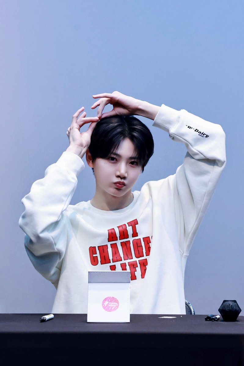 wwdairy_0909's tweet photo. 🎀🐱

#JUNKYU #준규 #TREASURE https://t.co/ljQ4txcWdq