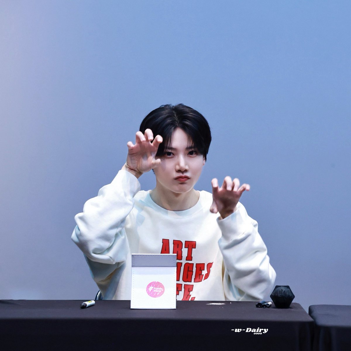 wwdairy_0909's tweet photo. 🎀🐱

#JUNKYU #준규 #TREASURE https://t.co/ljQ4txcWdq