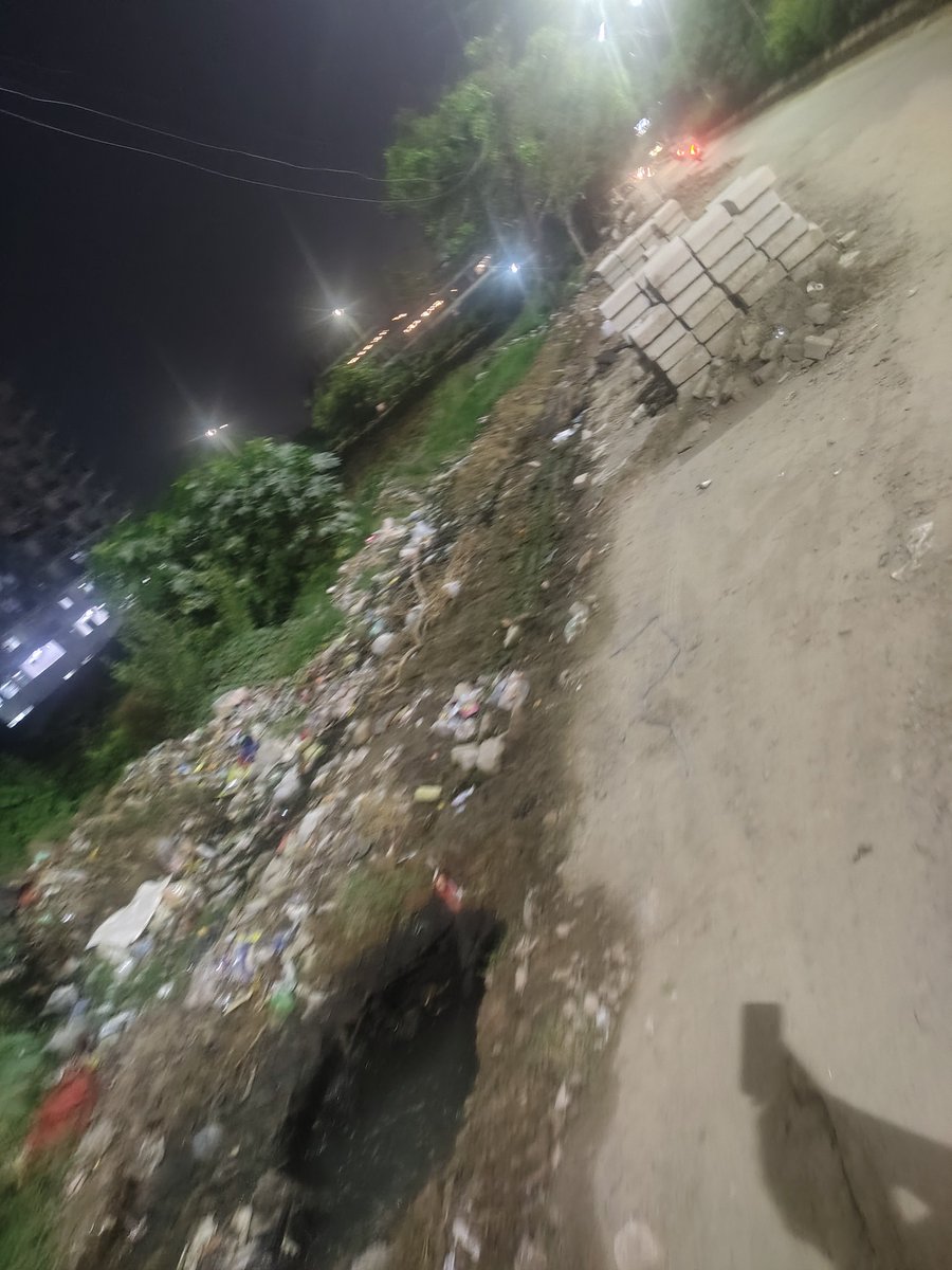 riteshkr011's tweet photo. कोयल एनक्लेव में फुटपाथ निर्माण कार्य चल रहा है लेकिन सीवर लाइन चोक्ड है और उसके ऊपर ही बन रहा है, बदबू और बीमारी फैल रही है। कृपया संज्ञान लें।@AMRUTCityGzb @NSA_GNN @dm_ghaziabad @SwachhBharatGov @gdagzb @JayDixit_ @NavbharatTimes @SBM_UP @VikramadityaSM https://t.co/klmQf67ENC