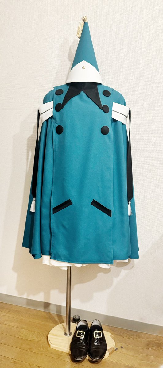 s_munakata_K's tweet photo. とんがり帽子のアトリエ　アガット
完成〜！！！形としてはシンプルだけど布量とディテールが難しかった！
インナーの布はダブルガーゼで質感を出せたらいいなの気持ち🙌
改めて書き込みが丁寧な素敵なお衣装✨
#MNKT衣装製作
#MyWitchHatAtelierArt https://t.co/o2aosbx6Ws