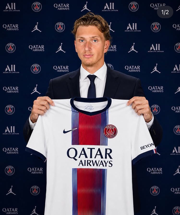 Paris_sginfos's tweet photo. 🔴🔵🚨🚨 L'agent de Mika Godts confirme l’accord de principe entre Mika Godts et le PSG !

📣 « Le PSG a clairement fait savoir qu'il voulait absolument Mika. Et Mika souhaite rejoindre Paris, ce qui me semble logique lorsqu'on a l'opportunité de passer de l'Eredivisie à un club ayant remporté la Ligue des champions à deux reprises. »

« Mika avait à cœur de remporter des trophées avec l'Ajax. Mais lorsqu'une telle opportunité se présente, la donne change. »

« Chacun défend ses intérêts, c'est normal. Je suis convaincu que les clubs parviendront à un accord sur le montant du transfert. »

🗞 De Telegraaf NL