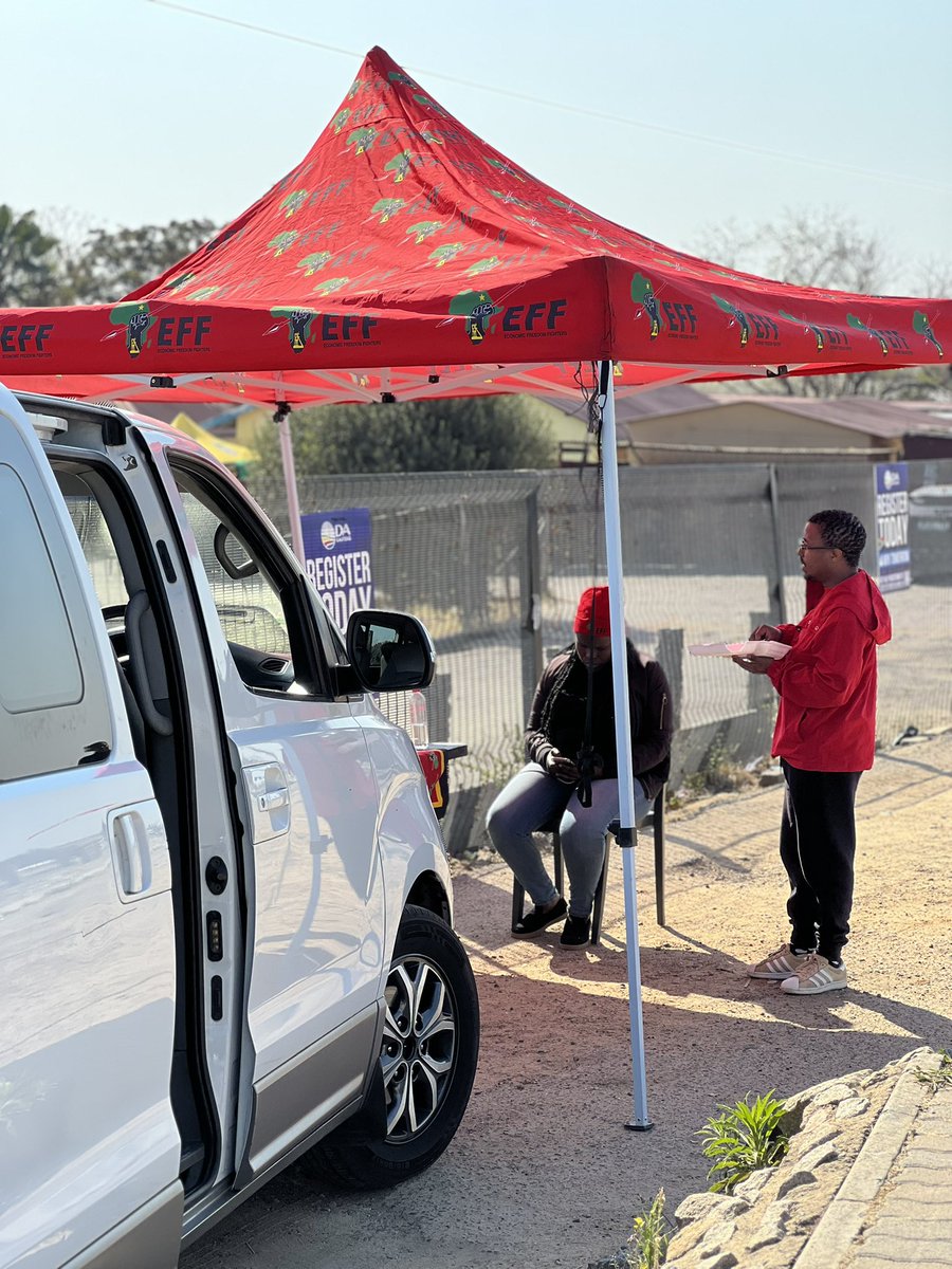 sewelankoana's tweet photo. Ward 94 Fourways branch.we have own transport for voters.we collect you and take you back✊if you can’t come to us we will come to you😂no excuses.

#RegisterToVoteEFF 
#VoterRegistrationWeekend https://t.co/1fNzVTnQzl