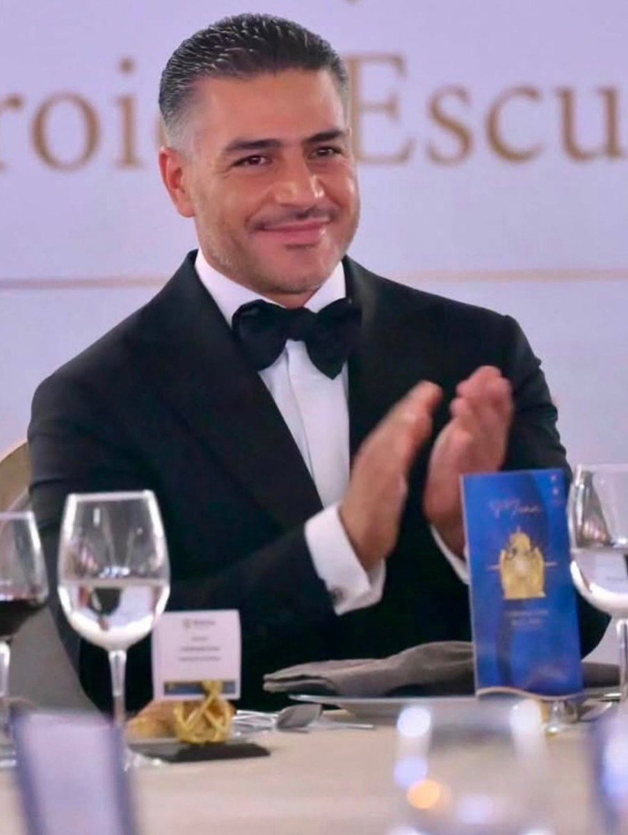 cunadegrillos's tweet photo. HARFUCH ¿PADRINO O GALÁN DE TELENOVELA? 🤵‍♂️✨😍

OMAR GARCÍA HARFUCH acudió a la graduación de los cadetes de la Heroica Escuela Naval Militar. El Secretario de Seguridad asistió a la ceremonia en Veracruz como padrino de esta generación.

💬 ¿Del 1 al 10 cómo se veía @OHarfuch? https://t.co/awWFBkHpNN