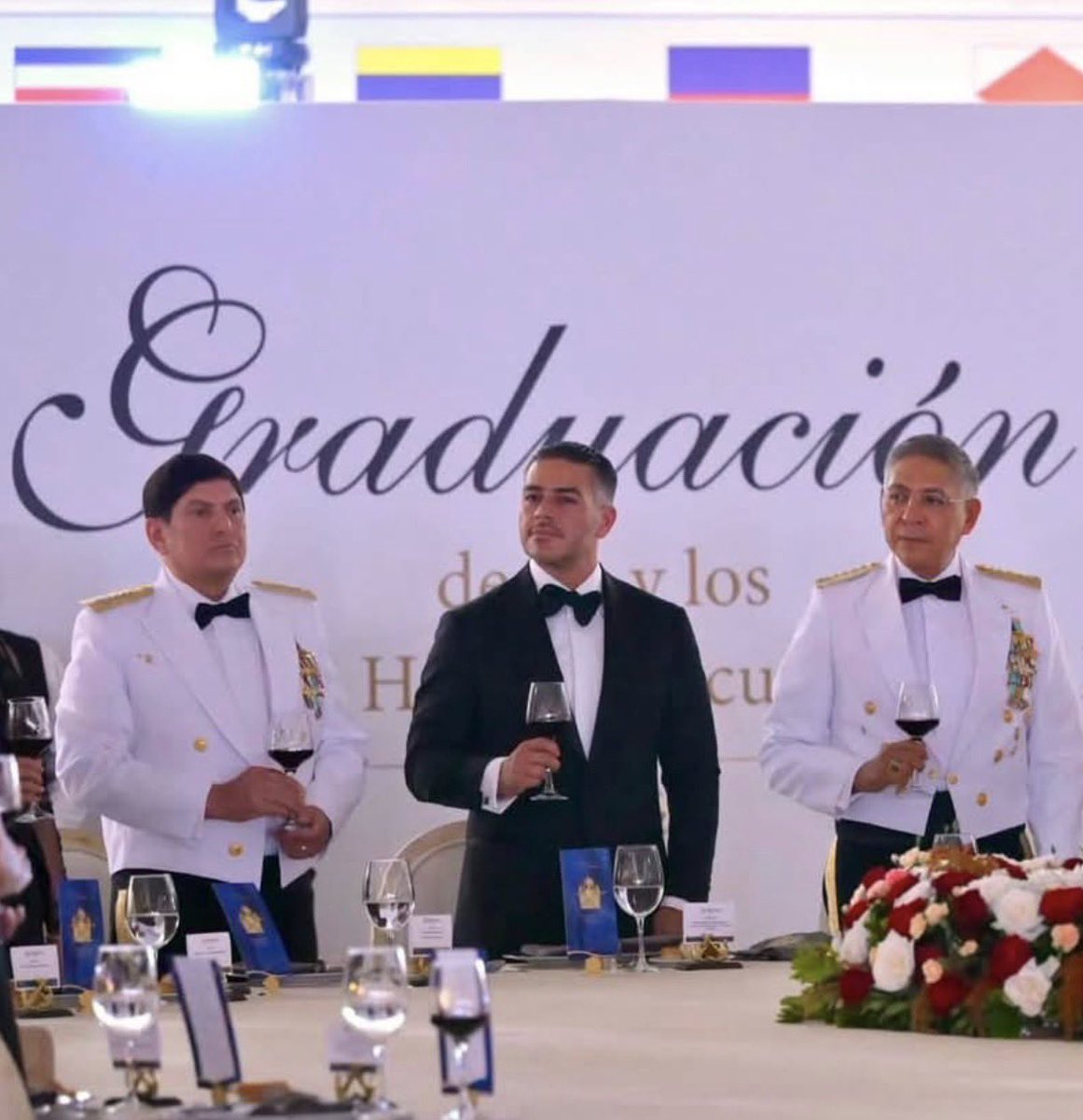 cunadegrillos's tweet photo. HARFUCH ¿PADRINO O GALÁN DE TELENOVELA? 🤵‍♂️✨😍

OMAR GARCÍA HARFUCH acudió a la graduación de los cadetes de la Heroica Escuela Naval Militar. El Secretario de Seguridad asistió a la ceremonia en Veracruz como padrino de esta generación.

💬 ¿Del 1 al 10 cómo se veía @OHarfuch? https://t.co/awWFBkHpNN
