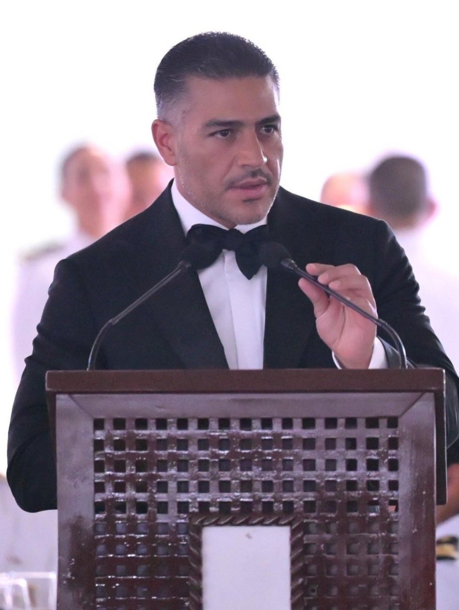 cunadegrillos's tweet photo. HARFUCH ¿PADRINO O GALÁN DE TELENOVELA? 🤵‍♂️✨😍

OMAR GARCÍA HARFUCH acudió a la graduación de los cadetes de la Heroica Escuela Naval Militar. El Secretario de Seguridad asistió a la ceremonia en Veracruz como padrino de esta generación.

💬 ¿Del 1 al 10 cómo se veía @OHarfuch? https://t.co/awWFBkHpNN
