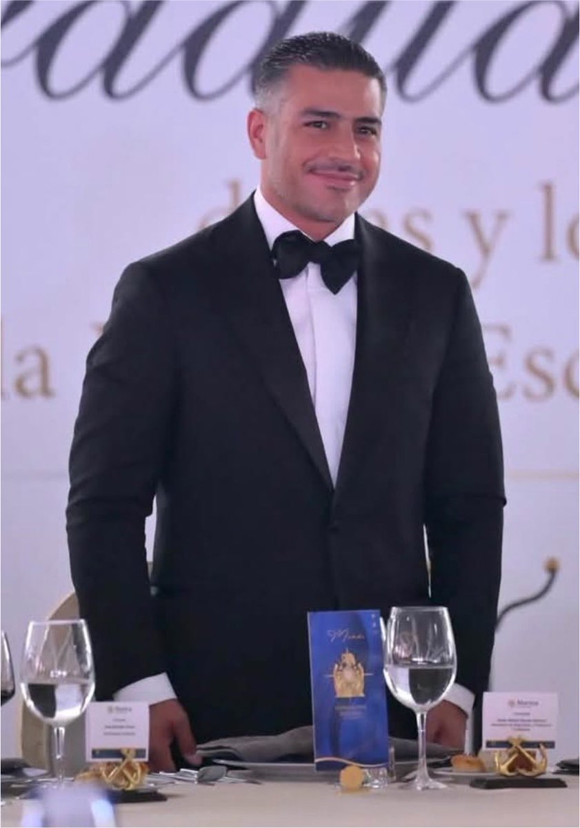 cunadegrillos's tweet photo. HARFUCH ¿PADRINO O GALÁN DE TELENOVELA? 🤵‍♂️✨😍

OMAR GARCÍA HARFUCH acudió a la graduación de los cadetes de la Heroica Escuela Naval Militar. El Secretario de Seguridad asistió a la ceremonia en Veracruz como padrino de esta generación.

💬 ¿Del 1 al 10 cómo se veía @OHarfuch? https://t.co/awWFBkHpNN