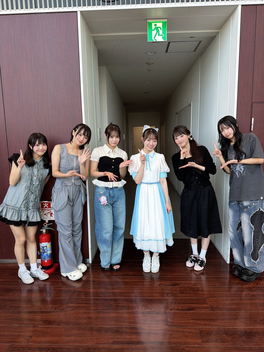 miyu_sukiiro's tweet photo. TIF1日目の日！
OCHA NORMAさんにお会いすることができました（ ;  ; ）🤍

メンバーの皆さん、そして夏月姫ちゃん🤍ツーショットありがとうございました🥲🤍

出番被っていてライブ見に行くことができなかったのでお話しができて本当に嬉しかったです(ˊ⸝⸝o̴̶̷  ̫ o̴̶̷⸝⸝ˋ)まだ出番残っていたので、ライブ頑張ってくださいと頂いたお言葉でたっくさん頑張れました😭❕幸せ時間でした、、、またお会いできますように😭🫶🏻