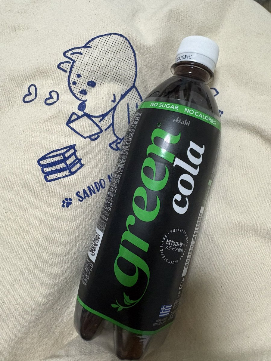 910ryoko's tweet photo. 緑色系のものは無いと思っていたけれど
今朝の出勤の時に無料配布していた
8/4日に発売予定のグリーンコーラ持参し
一緒に撮影すれば良かったと後悔…。

あと最近「お手」のポーズを覚えた笑

りぼフェスで
「はじめてのおにいちゃん」のところに
可愛いワンちゃんが🐶

凄く素敵でついグッズも購入！ https://t.co/tZO1sKJ3Ot