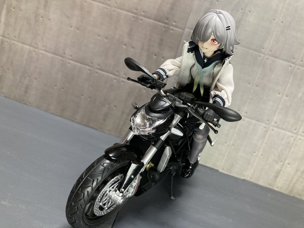 hurryburd's tweet photo. 乗り物欲しかったのでアオシマのドゥカティを支給。
超可動素体のおかげでライディングのフィット感も抜群。
この黒鉄レクイエムシリーズはミニスカキャラでも下着が付属してない為色々とアレなので今回パンツも用意！
これで色々と気にせず遊べる！
 #黒鉄レクイエム https://t.co/t6Mloxj1B2