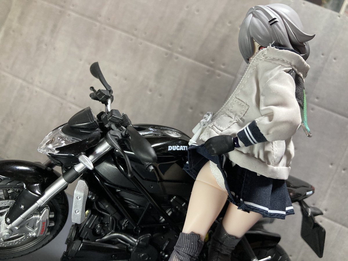 hurryburd's tweet photo. 乗り物欲しかったのでアオシマのドゥカティを支給。
超可動素体のおかげでライディングのフィット感も抜群。
この黒鉄レクイエムシリーズはミニスカキャラでも下着が付属してない為色々とアレなので今回パンツも用意！
これで色々と気にせず遊べる！
 #黒鉄レクイエム https://t.co/t6Mloxj1B2
