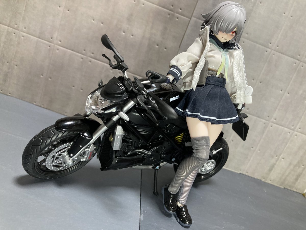 hurryburd's tweet photo. 乗り物欲しかったのでアオシマのドゥカティを支給。
超可動素体のおかげでライディングのフィット感も抜群。
この黒鉄レクイエムシリーズはミニスカキャラでも下着が付属してない為色々とアレなので今回パンツも用意！
これで色々と気にせず遊べる！
 #黒鉄レクイエム https://t.co/t6Mloxj1B2
