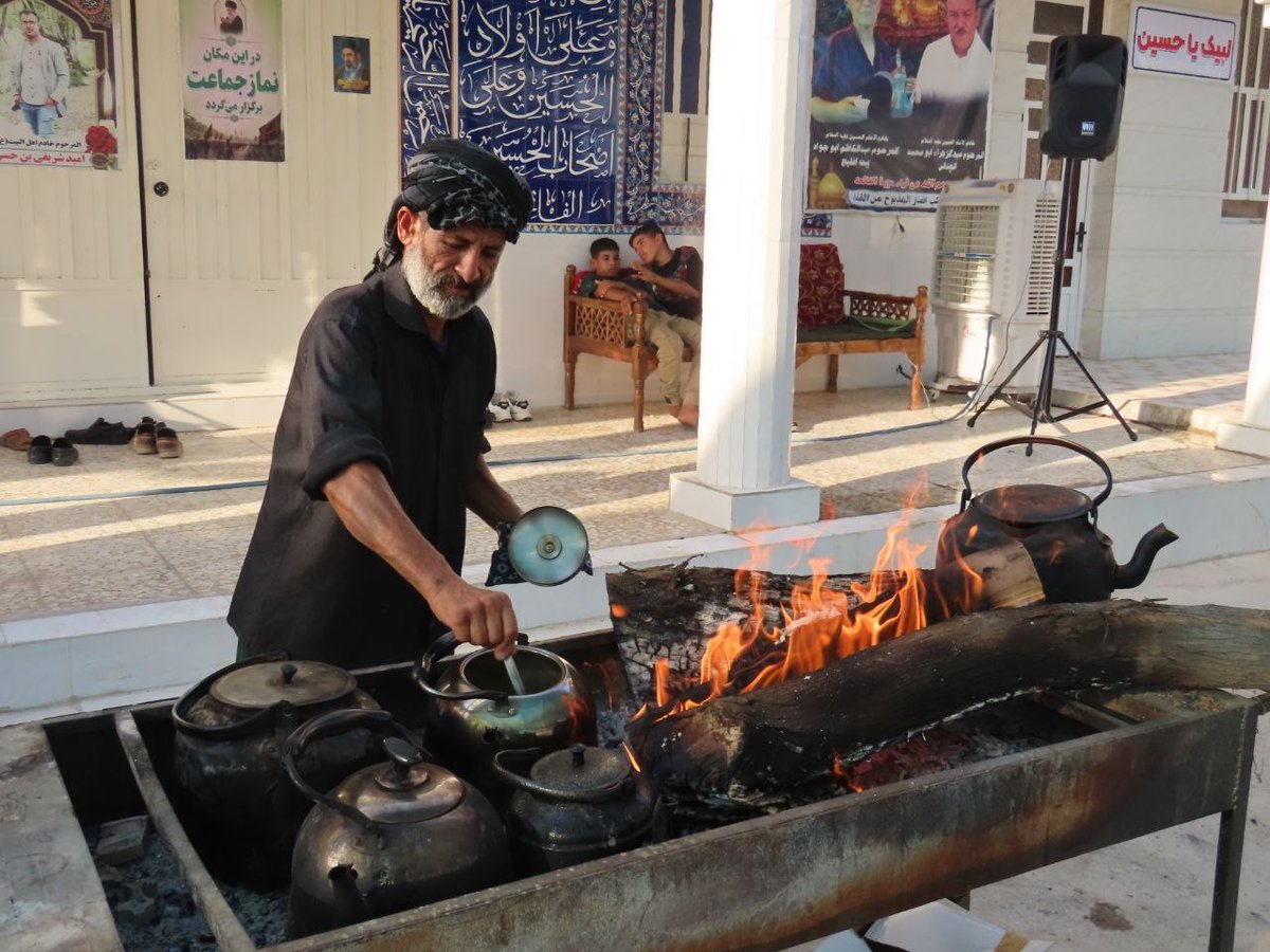 MortezaEbadi_1's tweet photo. اربعین حماسی یعنی سفره‌های بی‌نهایت کرامت در کوچه‌کوچه‌های خوزستان
#یا_لثارات_الحسین 
#اربعین_حماسی https://t.co/37ggZ8pCrq