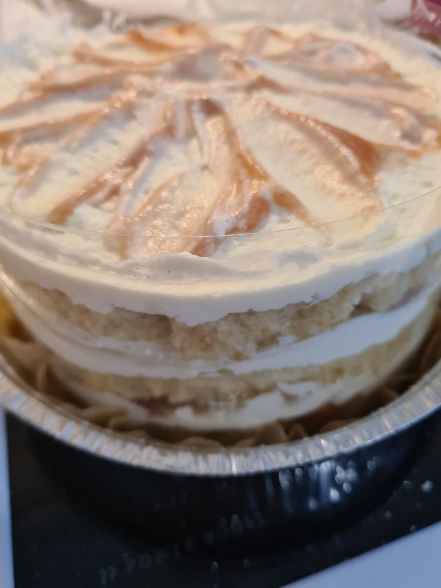 _amanai's tweet photo. Ugly cakeeeee I hope it's good lol 

And I hope the layers won't slide off immediately after taking off the plastic 😅 https://t.co/h1NaNegCTI