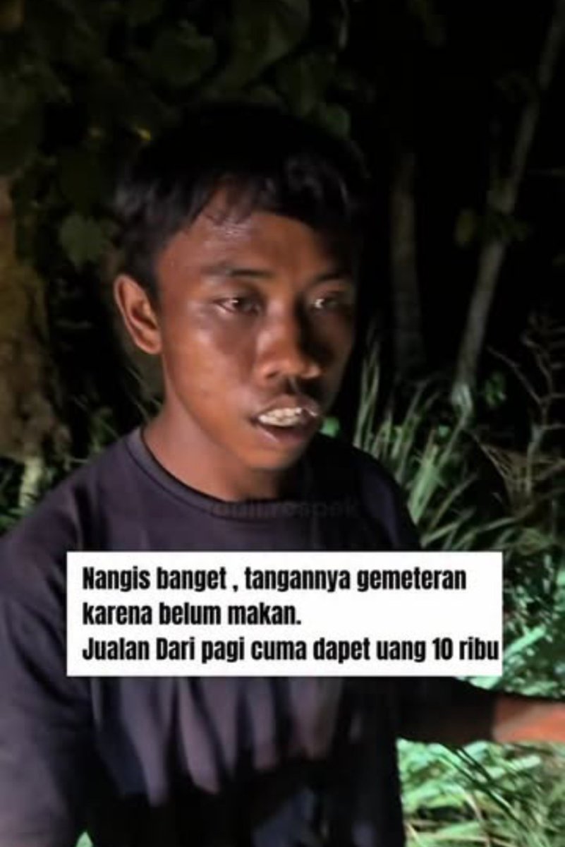 bakuldimsum_'s tweet photo. Pemerintah bgst, gue nangis banget liat ini. Jualannya sepi, belum makan, tangannya gemeteran dan pas malem baru dapet 10rb.
Yang bikin gue makin sedih fisiknya ga sempurna tapi semangat cari uang😭 https://t.co/e6sTpKCSCO