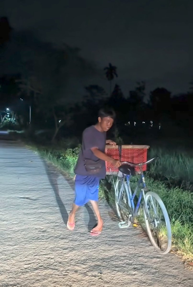 bakuldimsum_'s tweet photo. Pemerintah bgst, gue nangis banget liat ini. Jualannya sepi, belum makan, tangannya gemeteran dan pas malem baru dapet 10rb.
Yang bikin gue makin sedih fisiknya ga sempurna tapi semangat cari uang😭 https://t.co/e6sTpKCSCO
