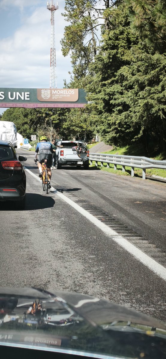 sotelog8's tweet photo. Ahora no solo hay que esquivar motos a toda velocidad y vendedores ambulantes, también ciclistas. La autopista parece feria !!!

Tomen sus precauciones!!

@CAPUFE @MonitoreoCAPUFE #mexcuernavaca https://t.co/6ORyFjoKCE