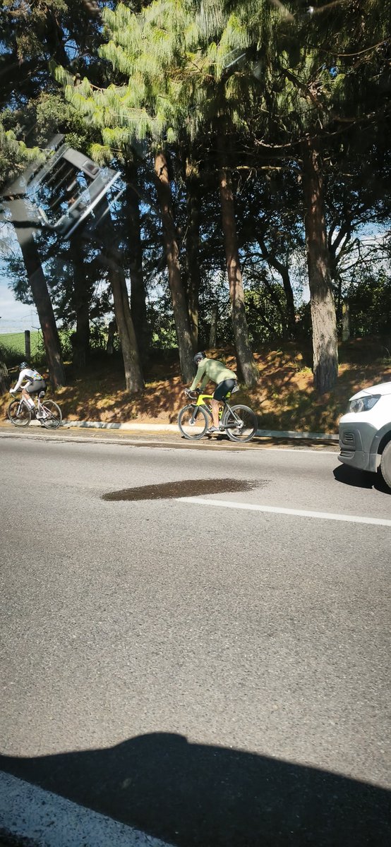 sotelog8's tweet photo. Ahora no solo hay que esquivar motos a toda velocidad y vendedores ambulantes, también ciclistas. La autopista parece feria !!!

Tomen sus precauciones!!

@CAPUFE @MonitoreoCAPUFE #mexcuernavaca https://t.co/6ORyFjoKCE