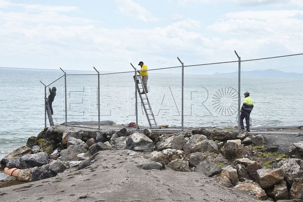Fernand35932695's tweet photo. Si esto es una frontera que separa África de Europa, que venga Dios y lo vea.
En cualquier polígono industrial hay vallas mejores. https://t.co/Lt5LV8H5Sv