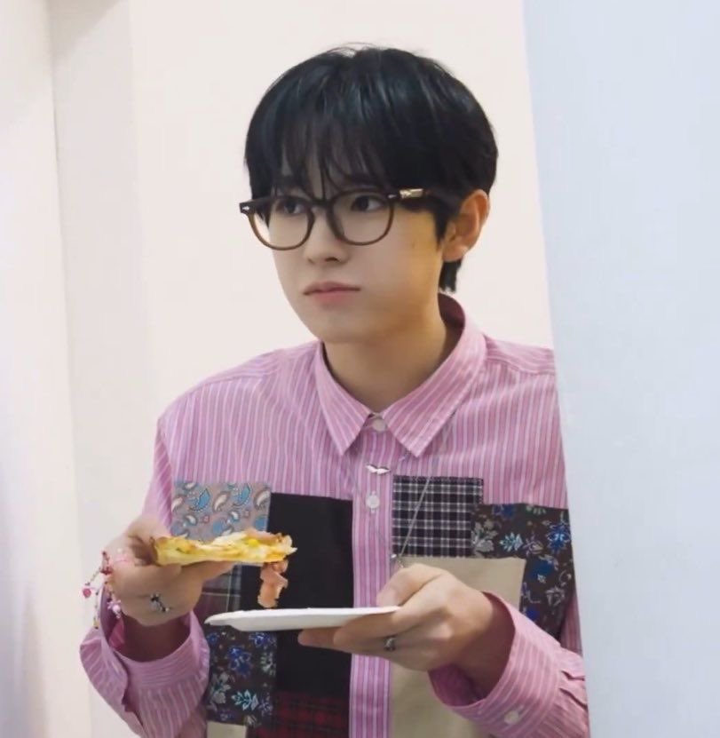 yuu1004s's tweet photo. 근데 왜 뿔테만 쓰면 공격력 -193873캐릭터가 되는 거예요? https://t.co/E3cAsPT00O