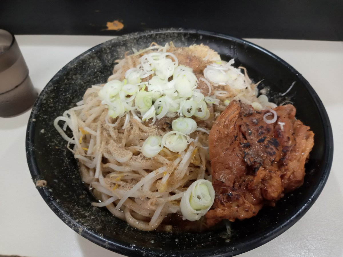 mouneyoh's tweet photo. 食べました！ニボ混ぜそば(塩)、なんと500g、茹で後850gとな！モンスター級のカロリー。そして夜勤にレッツ・ゴーです🏃💨
とっても美味しかったでーす🍜
#ラーメン富次郎 https://t.co/N6nqlDvQpA