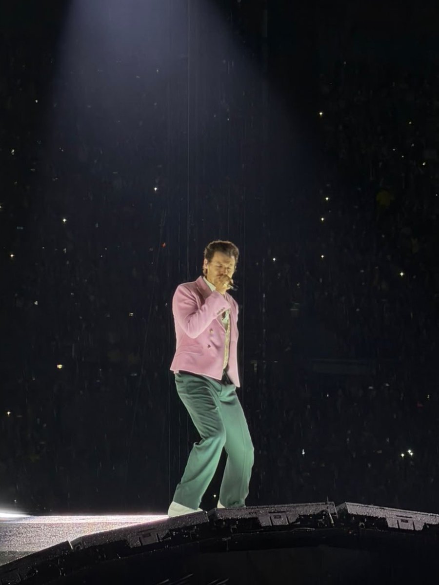 moonwalkhes's tweet photo. Me encanta que Harry haya decidido darle a México el mejor outfit del tour, saco rosita, pantalón verde y BRILLO https://t.co/yvFyqeraL2